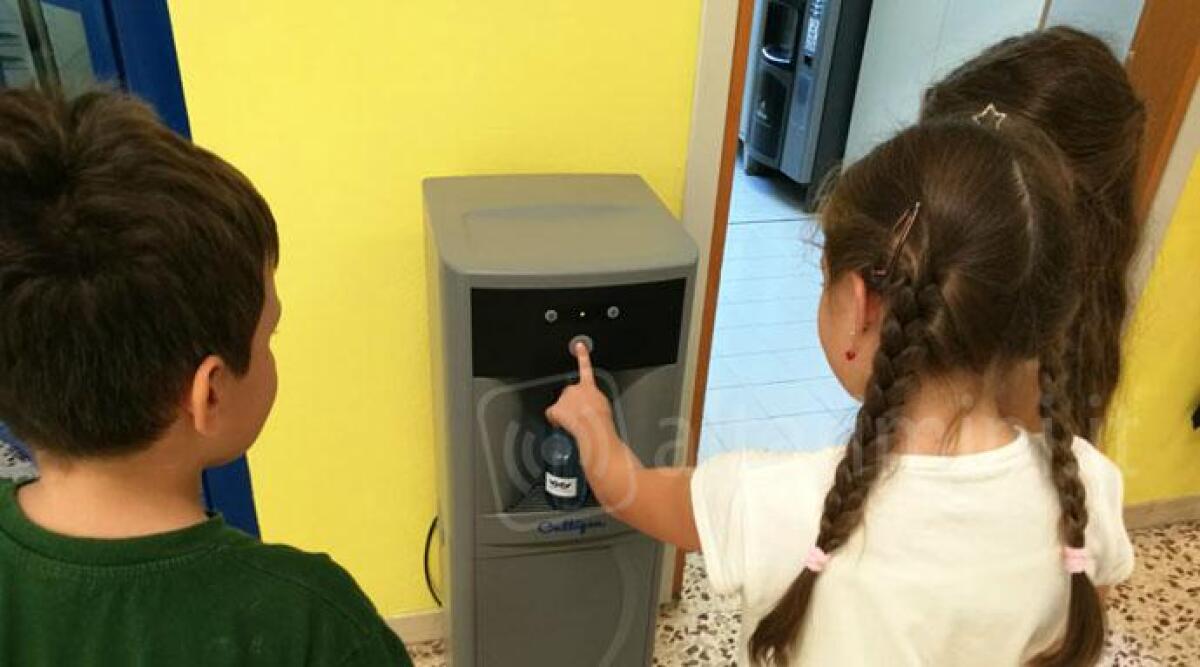Cattolica, distributori d'acqua e bottiglie riutilizzabili per dire stop alla plastica a scuola - 
