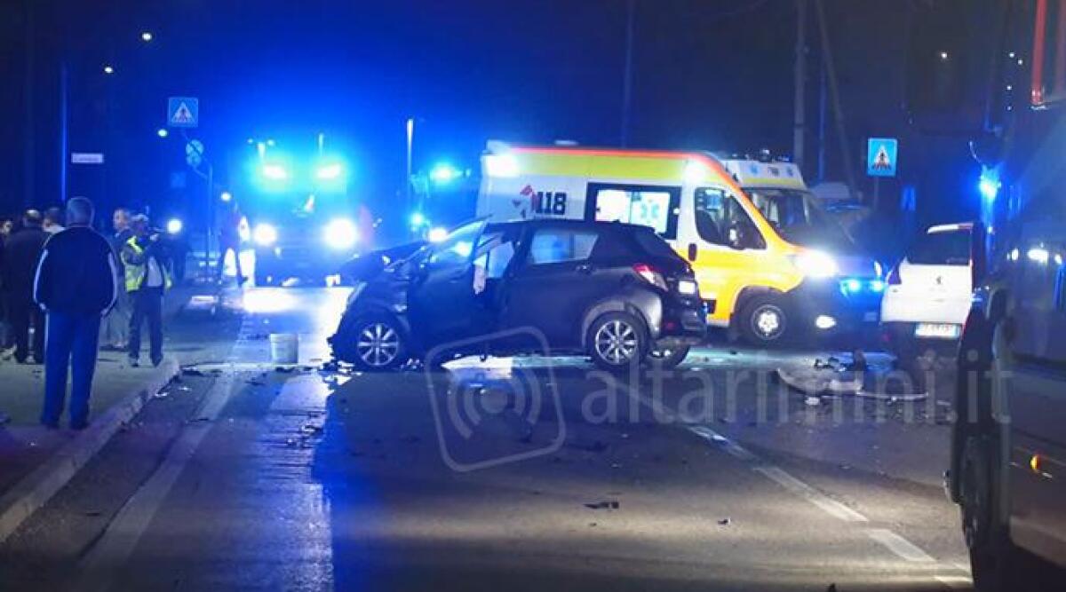 VIDEO Incidente a Poggio Torriana, si scontrano 3 auto: tre donne ferite tra cui una 18enne -