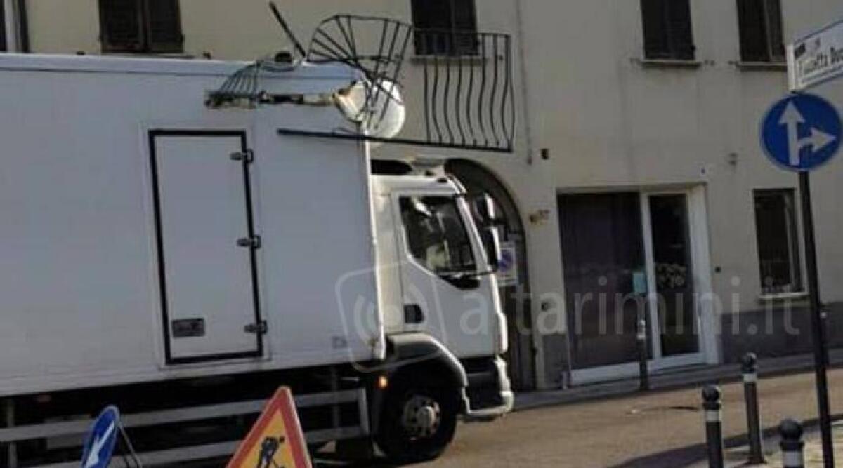 Rimini: camion distrugge balcone e ringhiera di un'abitazione in via Ducale - 