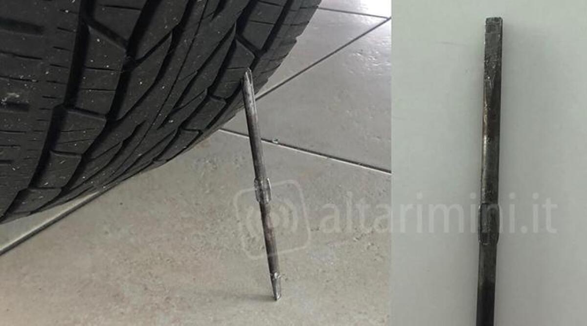 Gli bucano la gomma dell'auto con un chiodo per costringerlo a cambiarla ma lui ignaro si allontana: truffa sventata - 