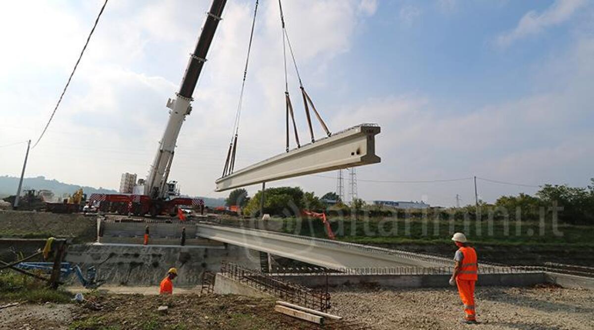 FOTO Rotatoria Padulli: iniziata la posa delle otto travi del nuovo ponte sull&rsquo;Ausa - 