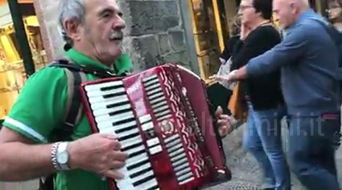 VIDEO Gli abitanti di Pennabilli a sorpresa cantano in centro a Lucca - 