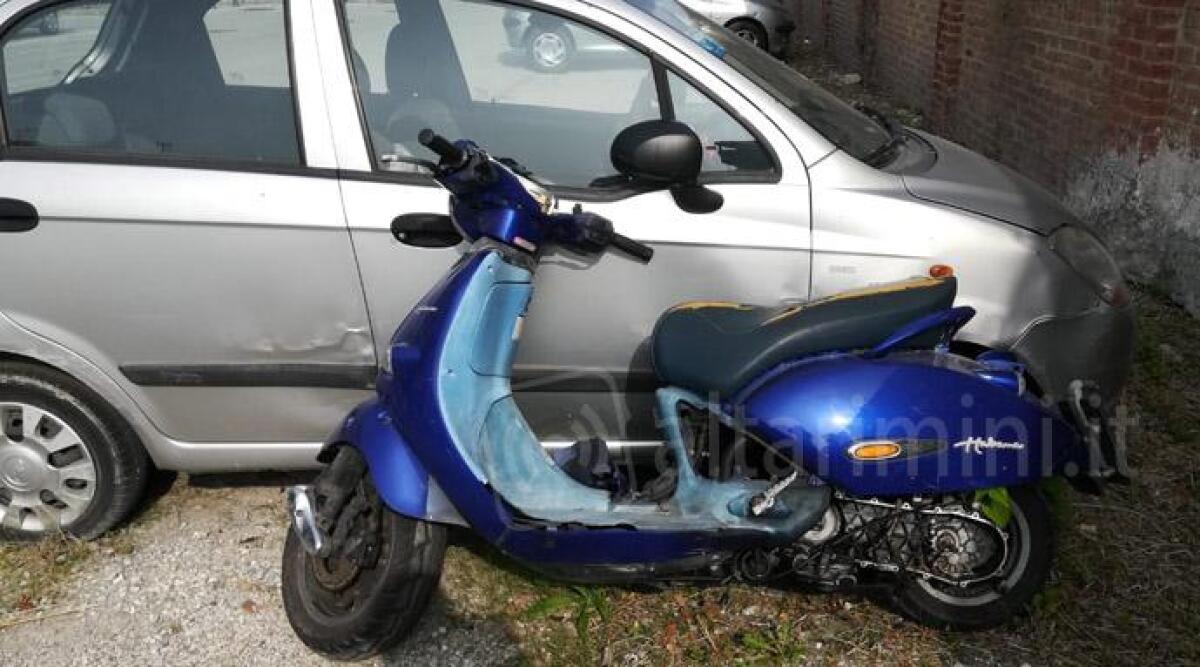 Scooter abbandonato da settimane in via Giuliano da Rimini, la segnalazione - 