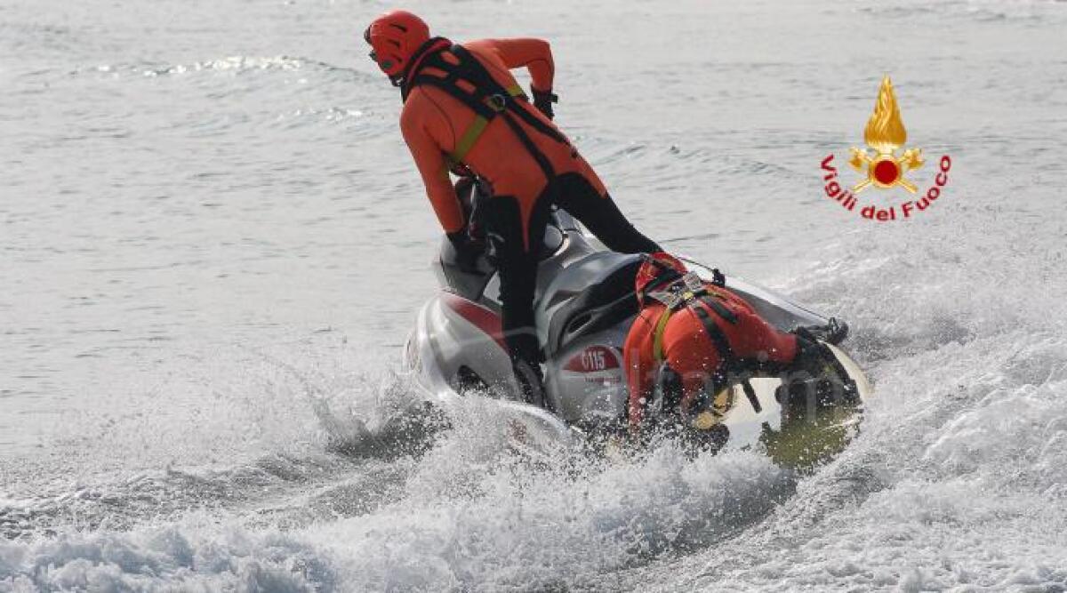 FOTO. Soccorso acquatico e nuoto in mare aperto. I Vigili del Fuoco della regione si esercitano a Rimini - 