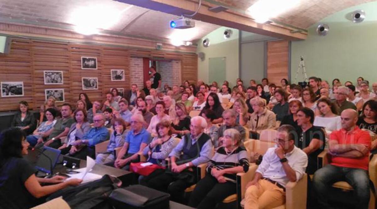 Incontro sui pericoli delle onde elettromagnetiche: &quot;Niente cellulare prima dei 12-14 anni&quot; - 