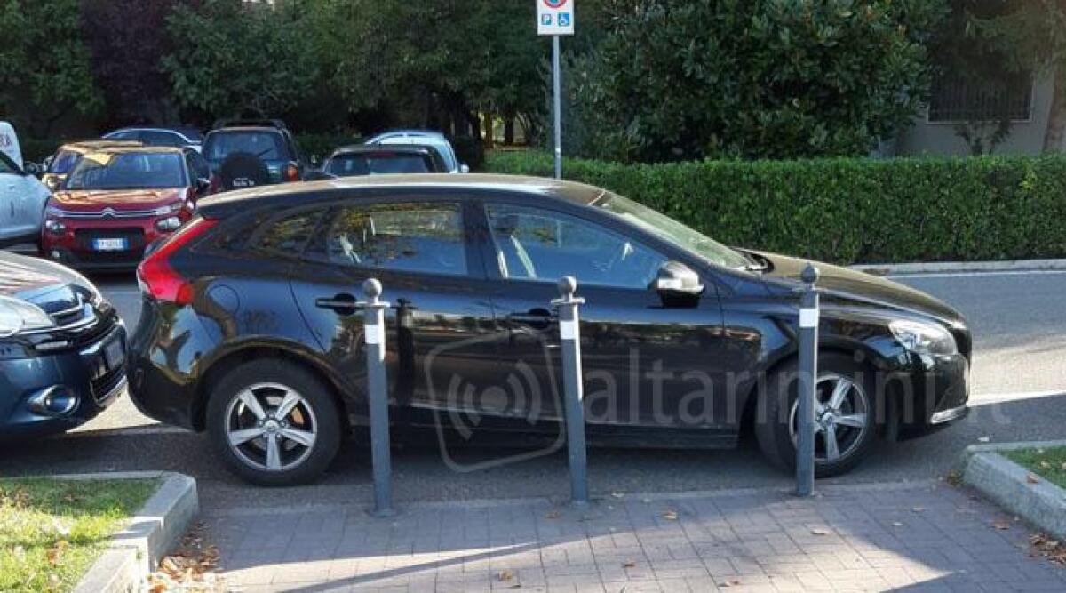 Parcheggio selvaggio davanti al passaggio per i pedoni, la segnalazione -