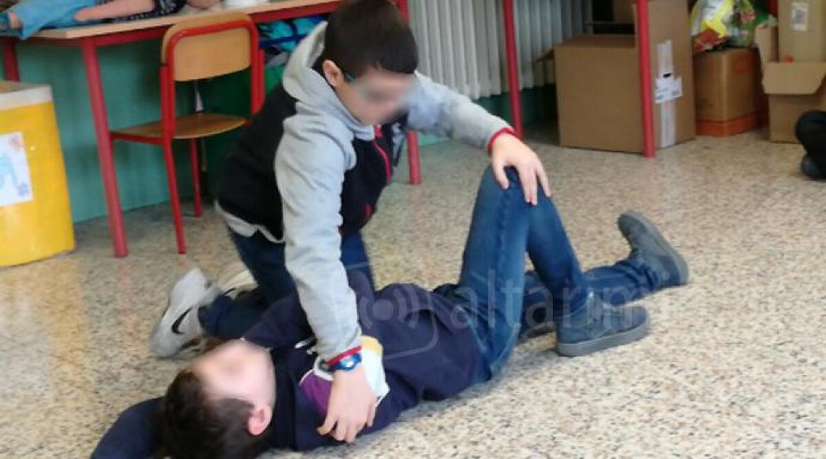 Bambini e adulti a lezione di primo soccorso con la squadra di calcio dell'Athletic Poggio - 