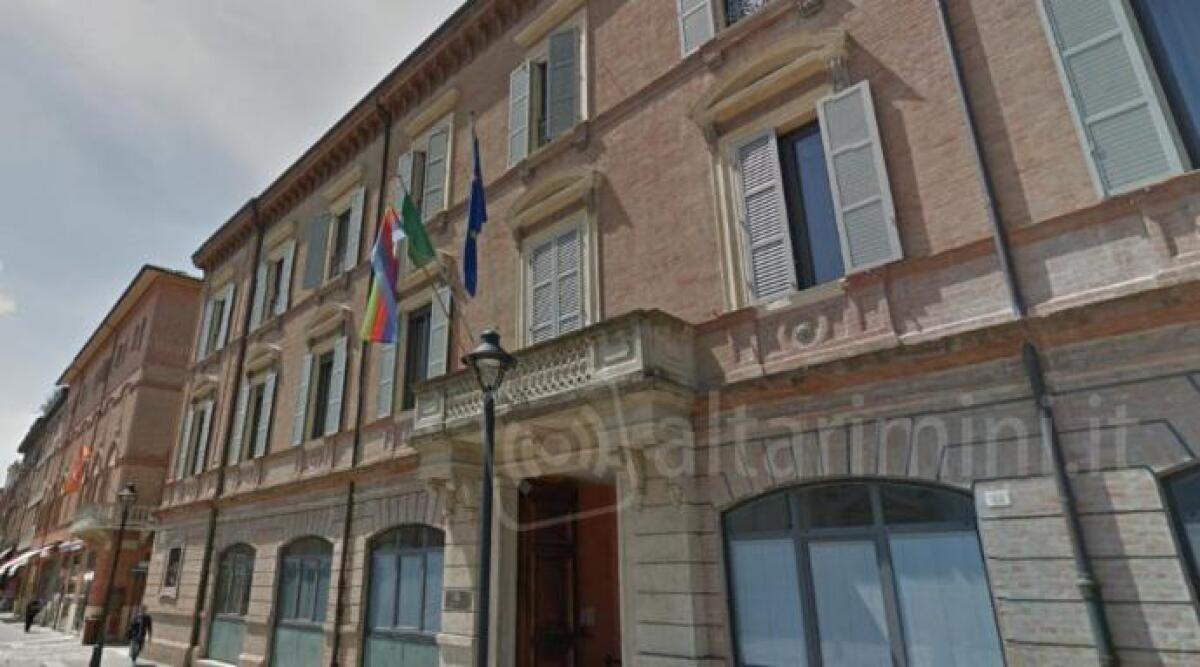 Rimini solidale verso il popolo curdo della Siria, dopo il teatro Galli rosso c'&egrave; il presidio in piazza - Prefettura di Rimini (repertorio)