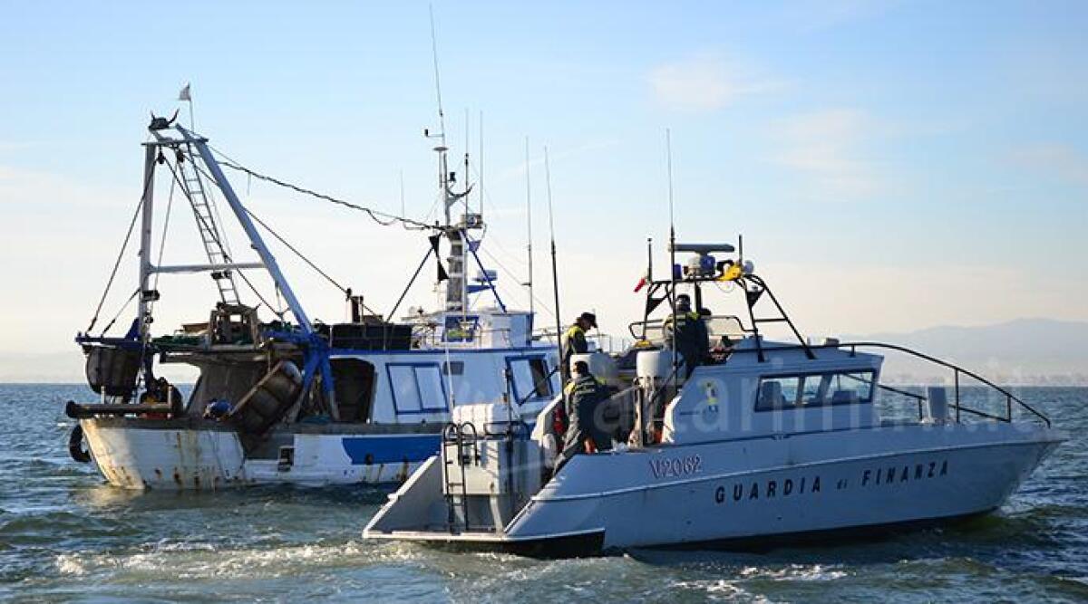 Lavoratori irregolari o in nero sui pescherecci: la guardia di finanza di Rimini ne stana 22 - 