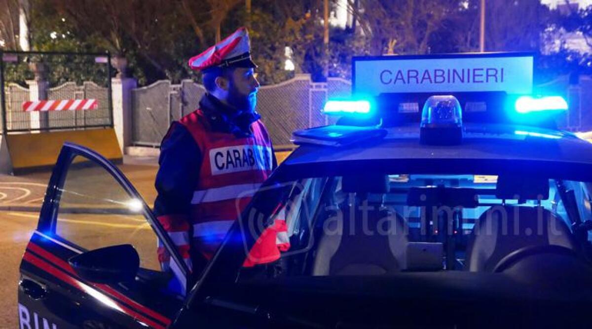 Riccione, con la testa in un sacchetto tenta il suicidio, salvato dai Carabinieri - Archivio