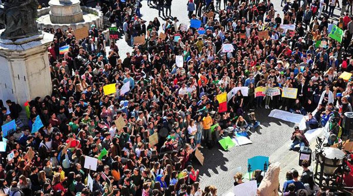 I ragazzi di Fridays for future Rimini manifestano fuori dalla fiera di Ecomondo - 