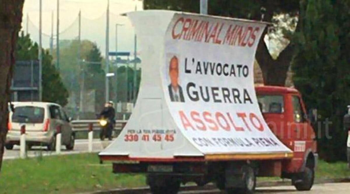 Un camion vela affittato per celebrare l'assoluzione dell'amico avvocato - 