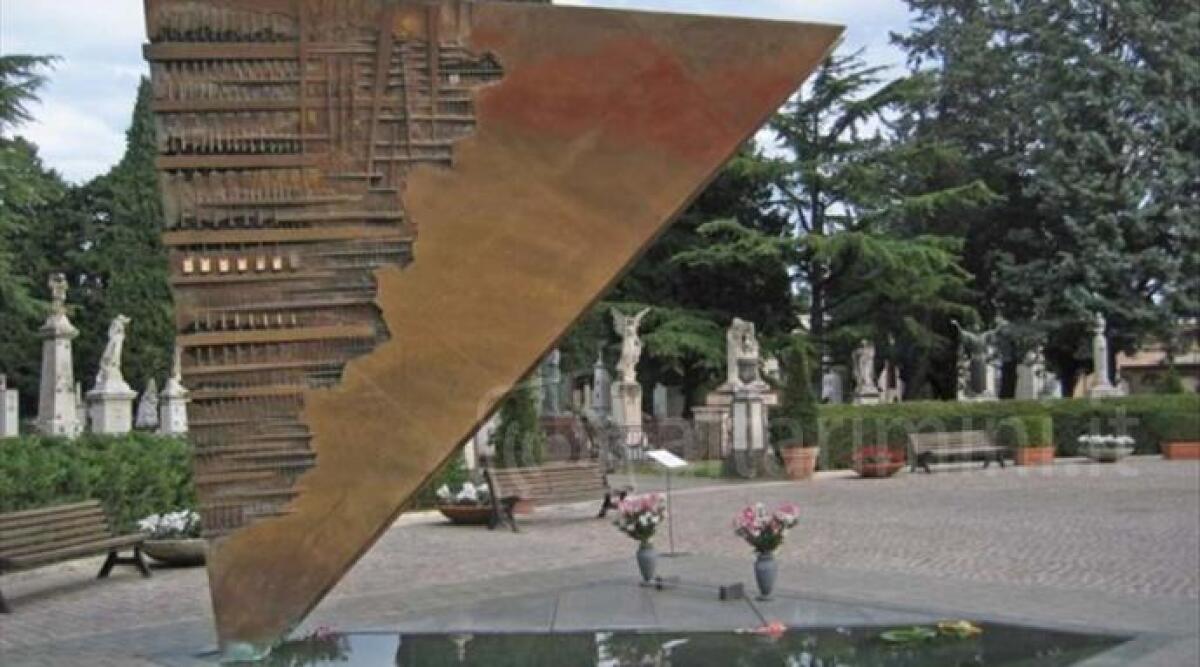 Finisce nella tomba di Fellini con l'auto e si incastra nella prua del monumento creato da Pomodoro - 