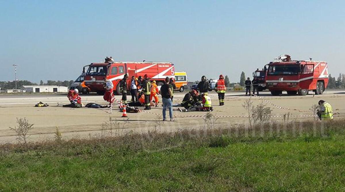 Sembra un'emergenza ma &egrave; un'esercitazione, simulazione di un incidente aereo al Fellini di Rimini - 