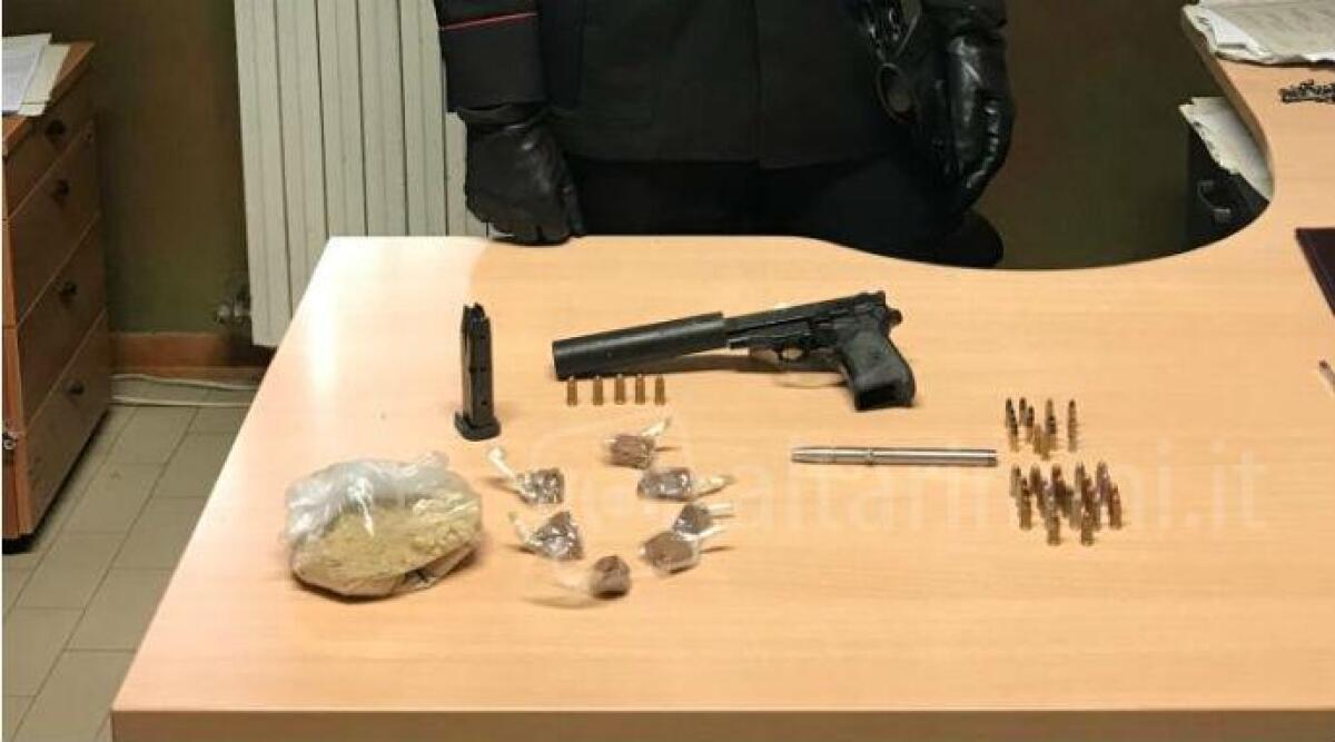 Eroina e armi modificate trovate in casa: donna 53enne di Saludecio arrestata - 