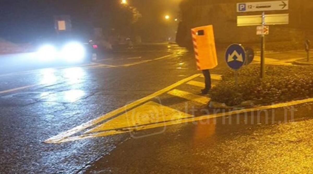 Scherzo di Halloween: si traveste da autovelox e si mette ai bordi della strada. La foto diventa virale sul web - 