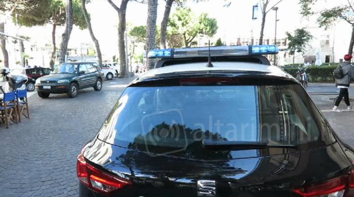 Scacco alla banda dei truffatori seriali, inchiodata da una cimice sotto l'auto - Pattuglia dei carabinieri a Marina Centro