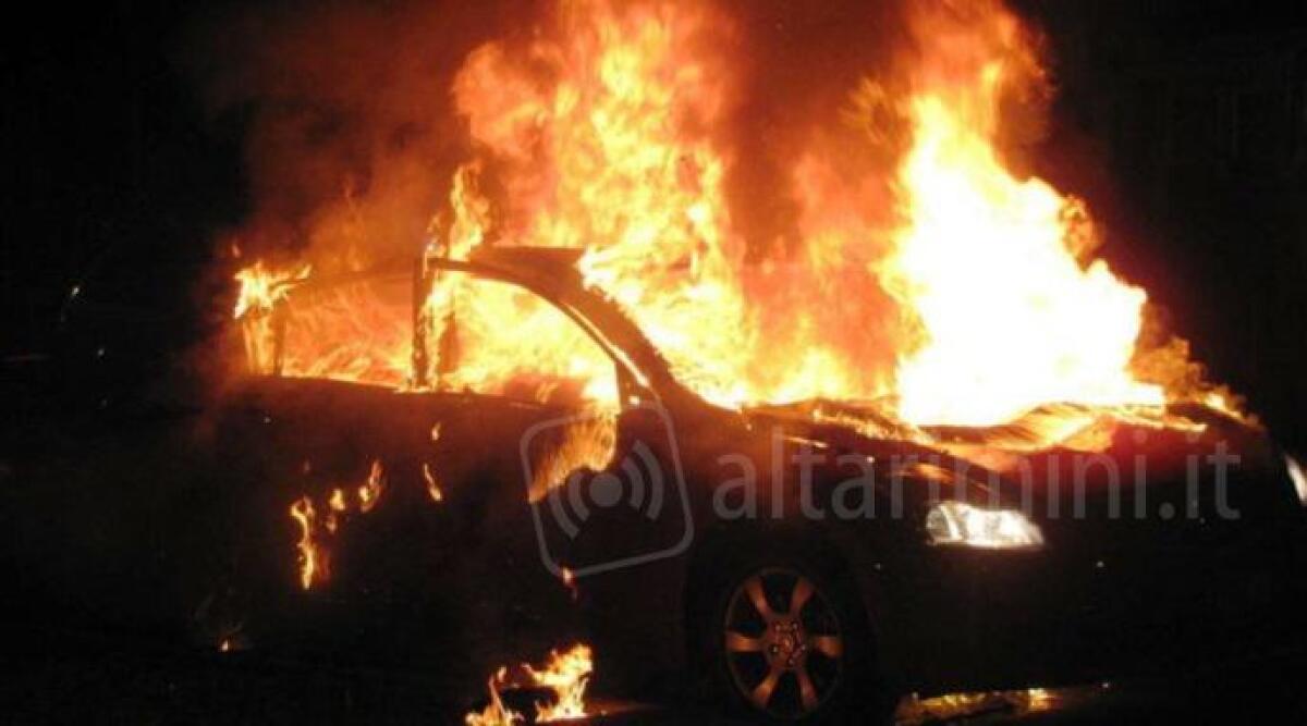 Provoca un incidente e scappa, poi dà fuoco all'auto e ne simula il furto -