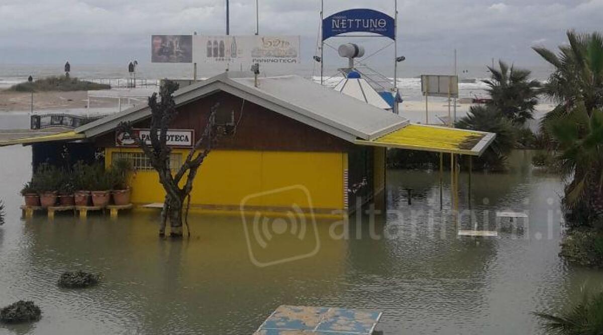 Spiaggia di Marina Centro allagata, lo sconforto dei bagnini &quot;Le dune fatte troppo tardi&quot; - 