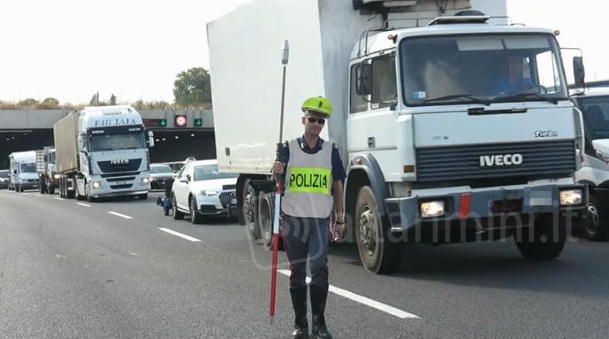 Viaggiava con gomme lisce e il cronotachigrafo manomesso, maxi multa alla ditta del veicolo - 