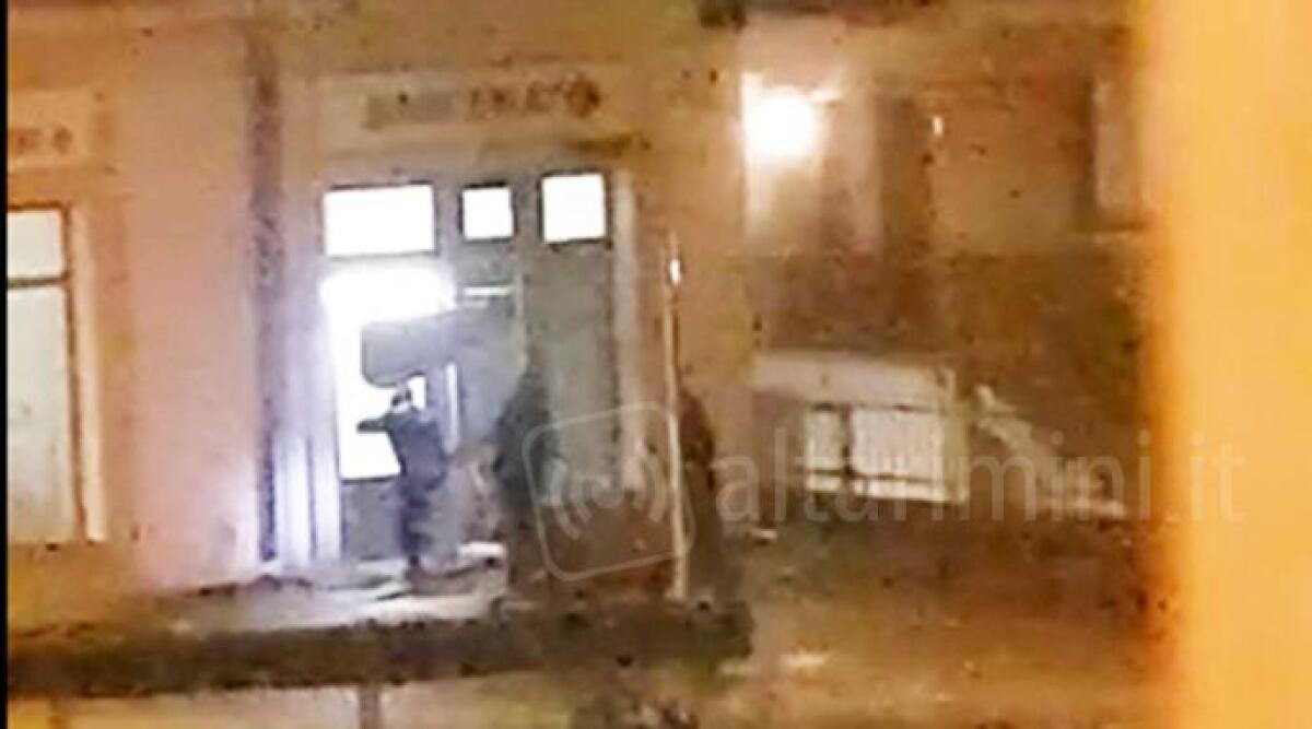 VIDEO Assalto al bancomat, residente tira fuori il cellulare e riprende i&nbsp;ladri - 