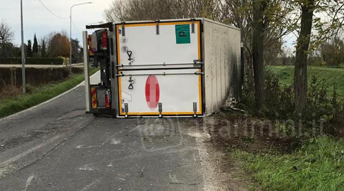 Camion si ribalta a Bellaria Igea Marina: strada bloccata -