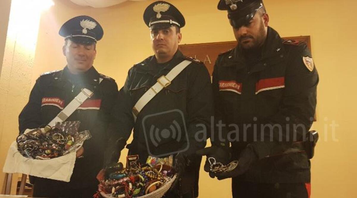 Novafeltria, vendevano bigiotteria senza autorizzazione: sorprese dai Carabinieri in borghese - 