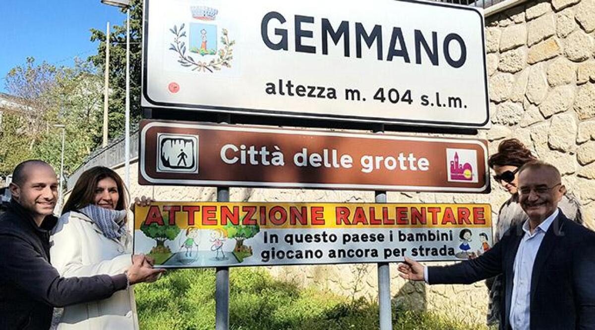 A Gemmano i bambini giocano ancora in strada: il sindaco fa installare un cartello stradale - 
