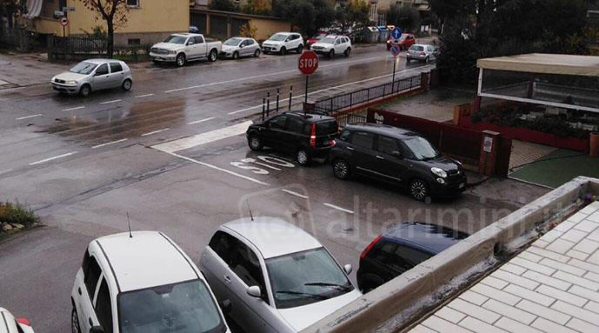 Auto parcheggiate davanti allo stop in via Felici a Santarcangelo, la segnalazione -