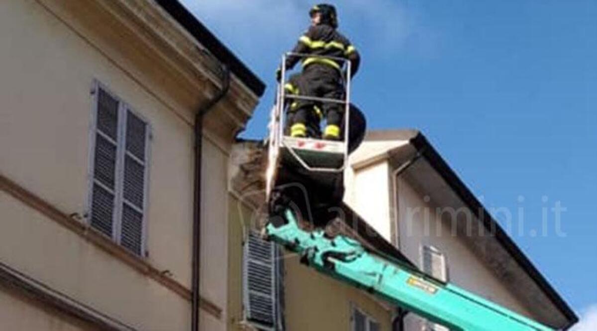 Cornicione pericolante, intervento dei Vigili del Fuoco durante la Fiera di San Martino -