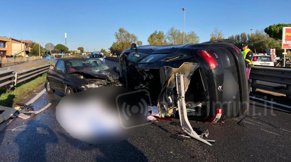 VIDEO Rimini, invade la corsia opposta e si schianta contro auto in corsa, 33enne perde la vita - 