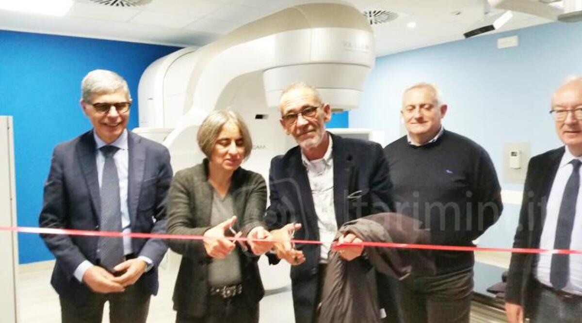 All'ospedale di Rimini inaugurato il macchinario per la radioterapia di precisione dei tumori - 