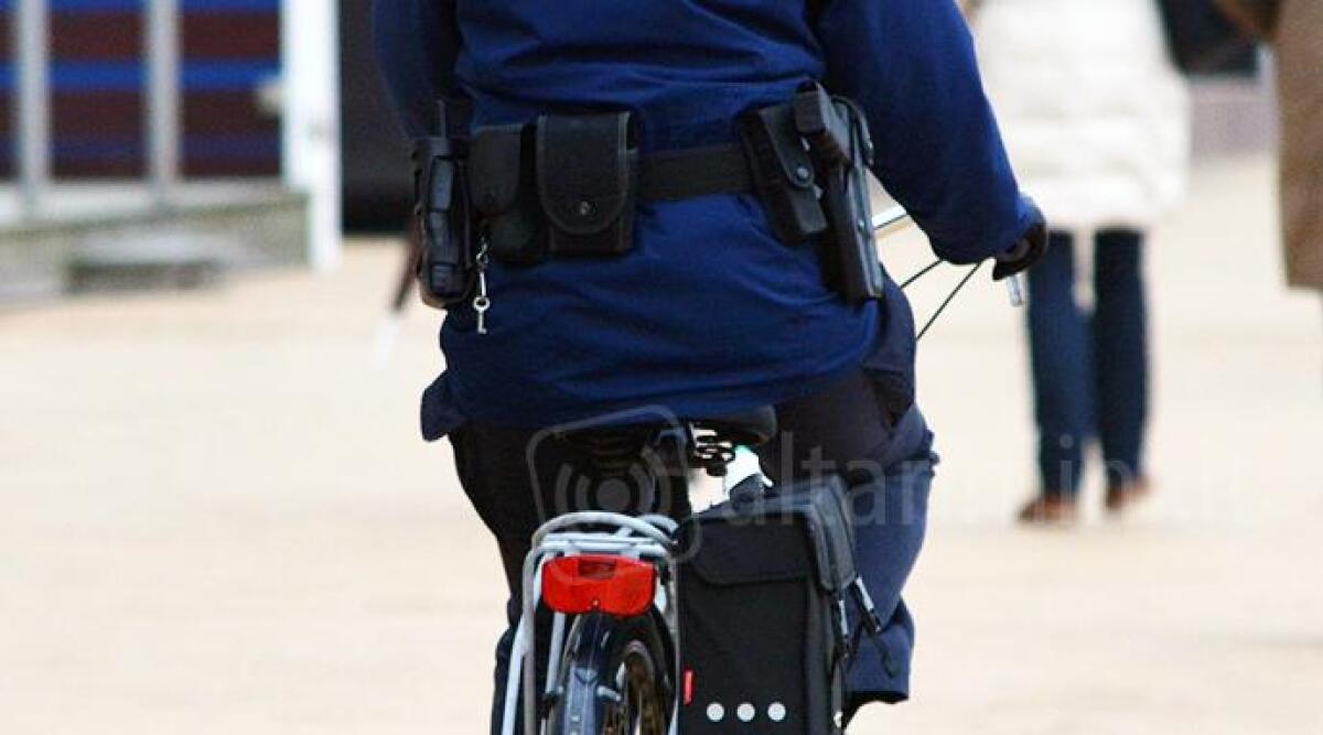 Lo insegue in sella a una bici presa in prestito: poliziotto riesce a bloccare il fuggitivo - 