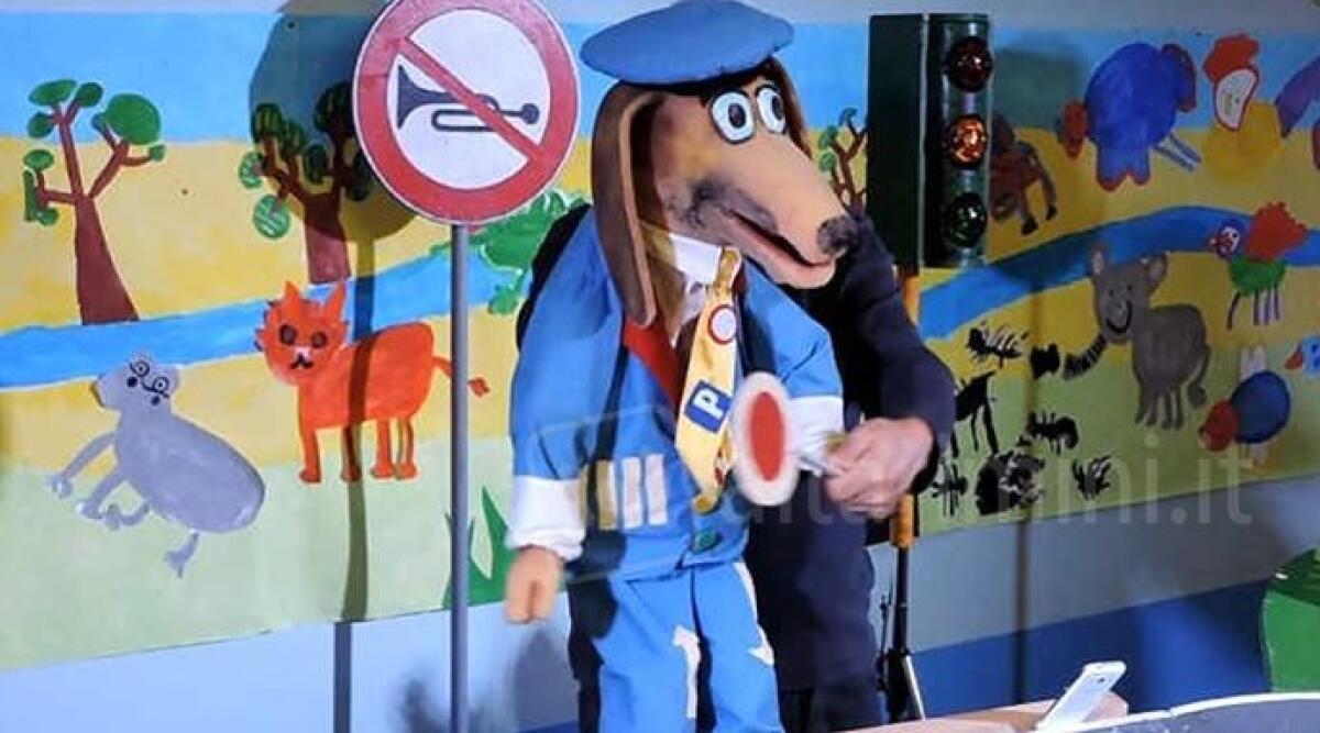 Sicurezza stradale, lezione teatrale per gli alunni con il &quot;signor Bassotto&quot; - 