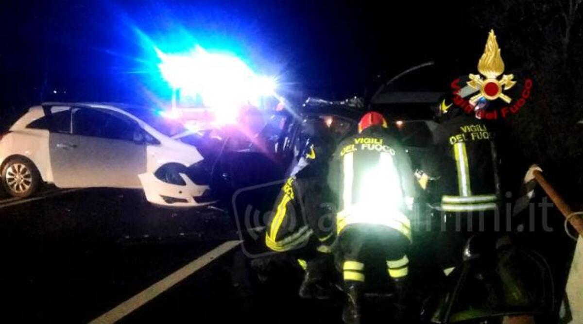 VIDEO Incidente nella notte a Viserba, due feriti e statale chiusa per le operazioni di soccorso - 