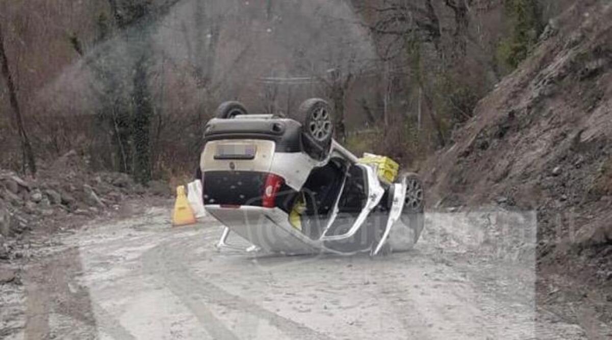 Auto delle Poste si ribalta a Sant'Agata Feltria, portalettere rimasto fortunatamente illeso -