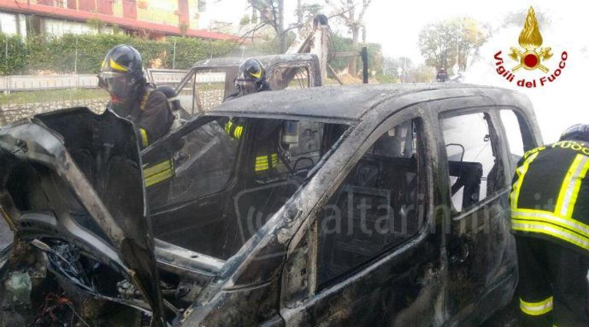 VIDEO Ponte Verucchio, furgone prende fuoco in marcia, le fiamme raggiungono un camion -