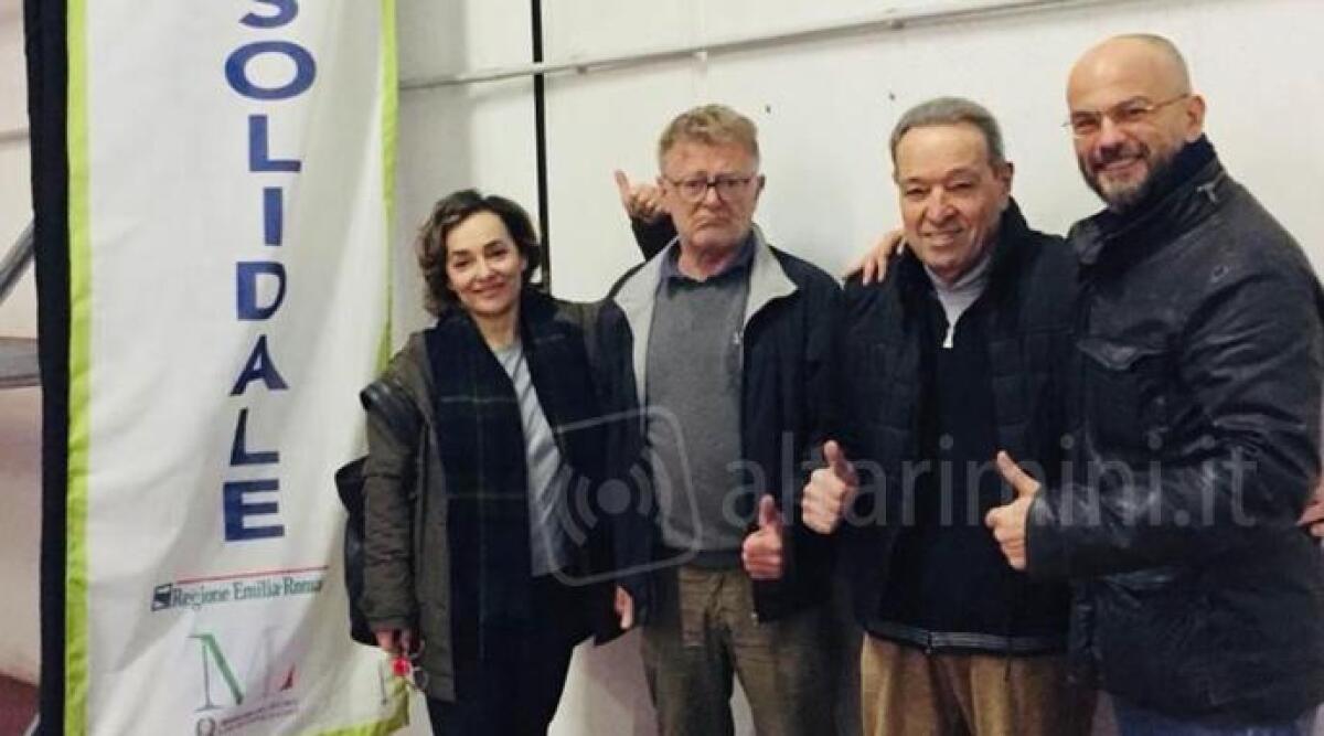 Famija Arciunesa compra spesa per i poveri con il ricavato della vendita delle caldarroste - 