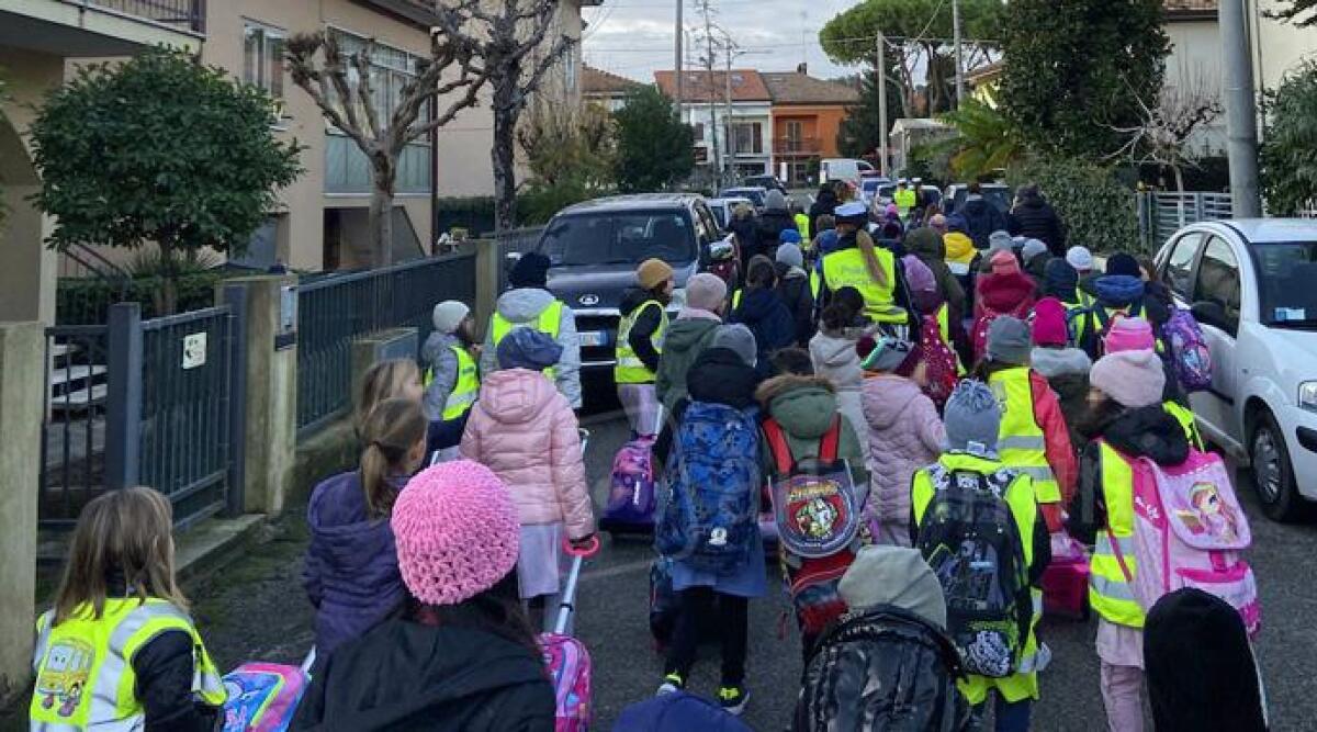 Furbetti della sosta in stalli per disabili: a Riccione controlli con la Municipale e i bambini del Pedibus - 