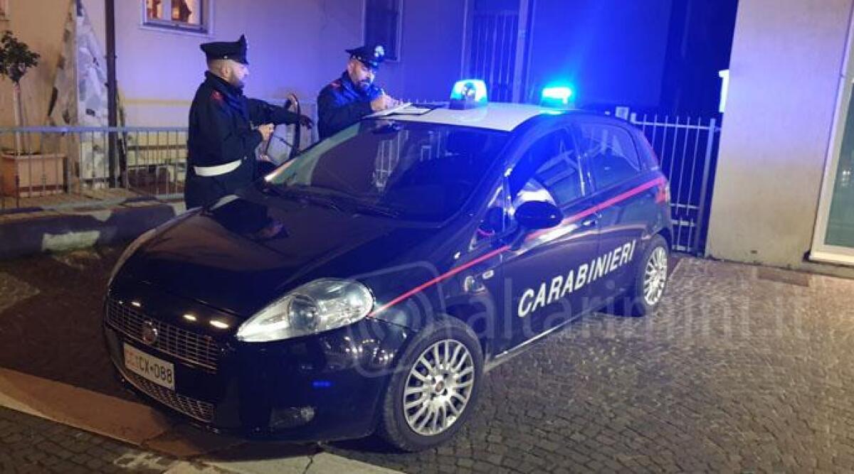 Sgrida ragazzi che fanno troppo rumore, ma viene preso a bottigliate in testa e finisce in ospedale -