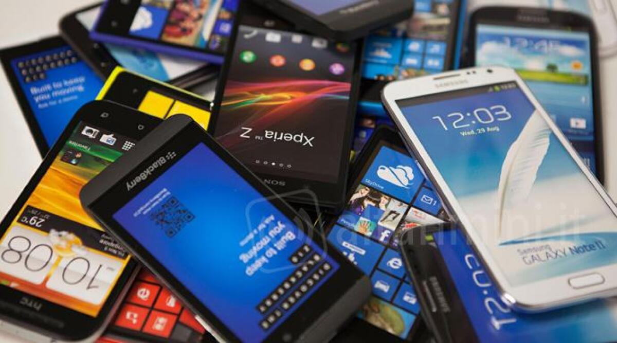 Scuola di Riccione dichiara guerra agli smartphone in classe, la preside "Battaglia non facile" - 