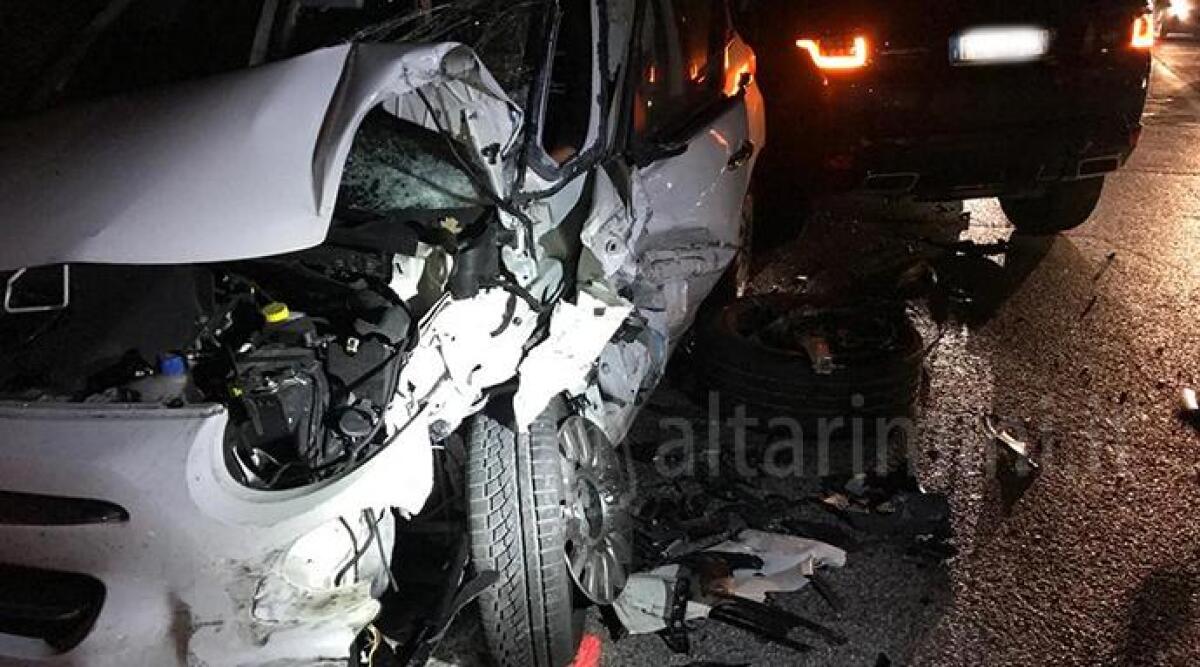 FOTO Brutto incidente alle porte di Novafeltria, tre auto coinvolte e un ferito in codice giallo - 
