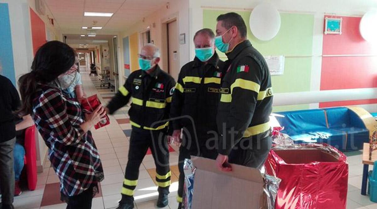 I pompieri di Rimini diventano Babbo Natale e portano doni ai bimbi malati in ospedale - 