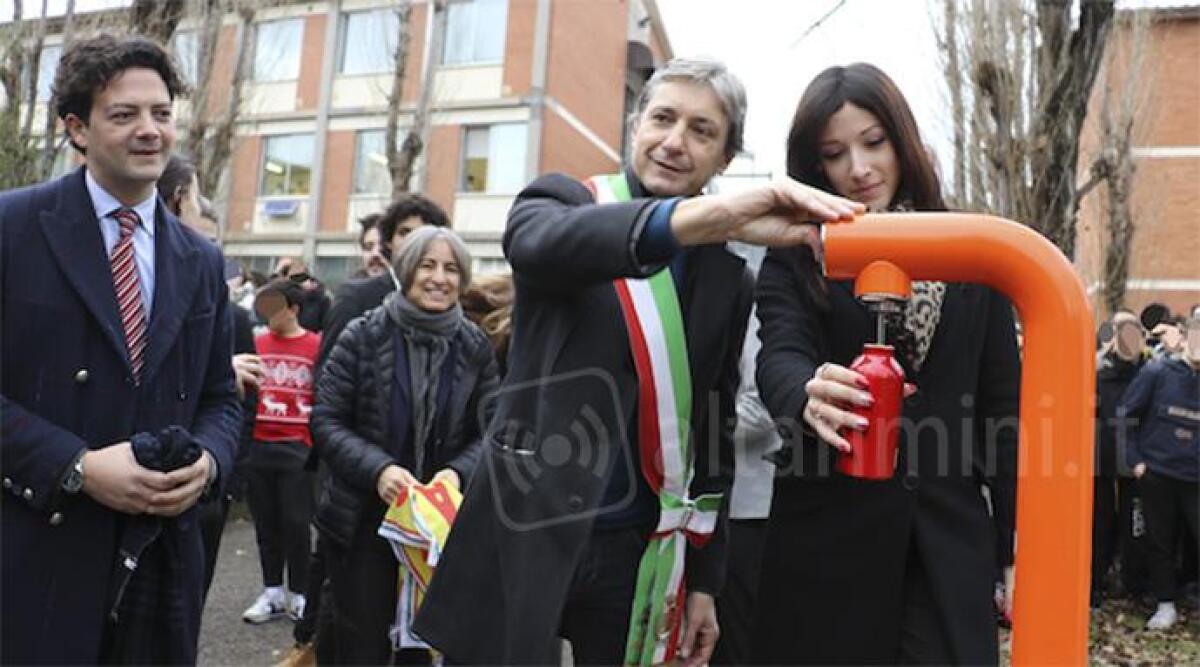 Inaugurato "il Tubo", fontana antivandalismo al Liceo Einstein e Valturio -