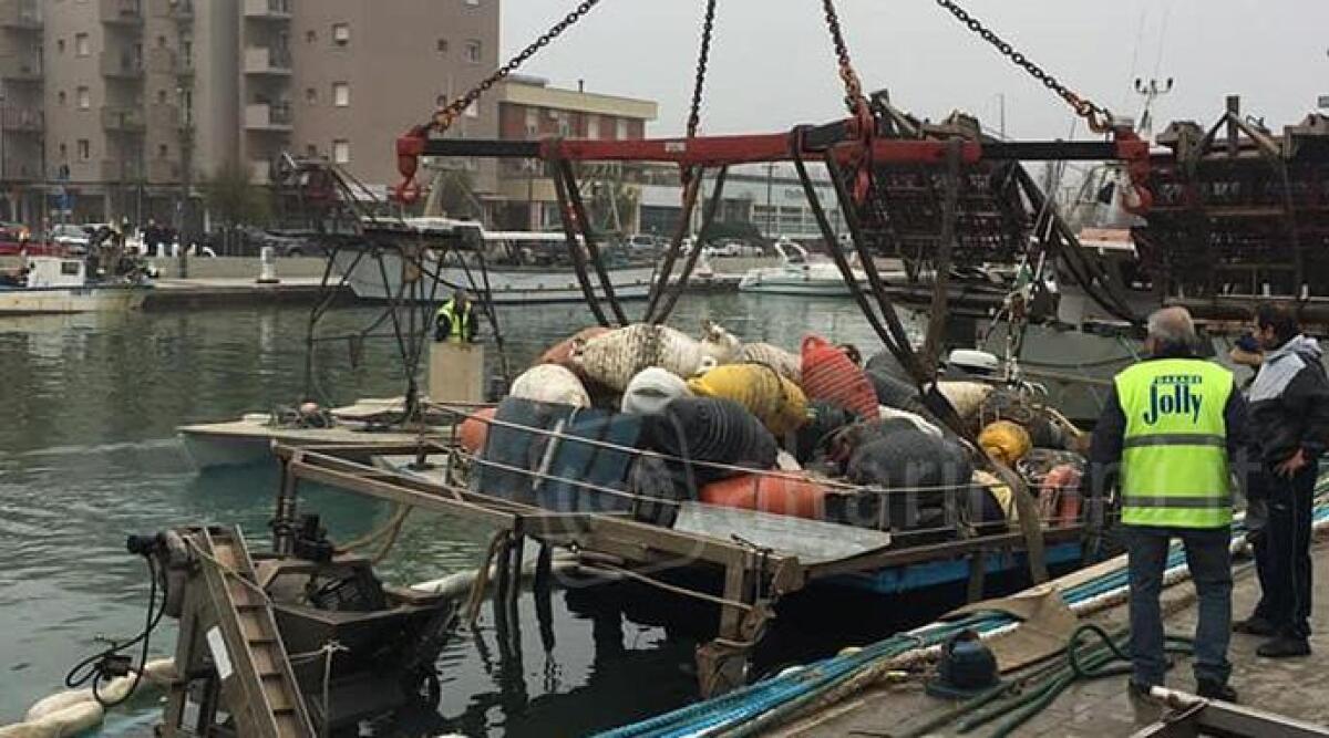 Peschereccio affonda al porto di Bellaria, intervengono i sommozzatori - 