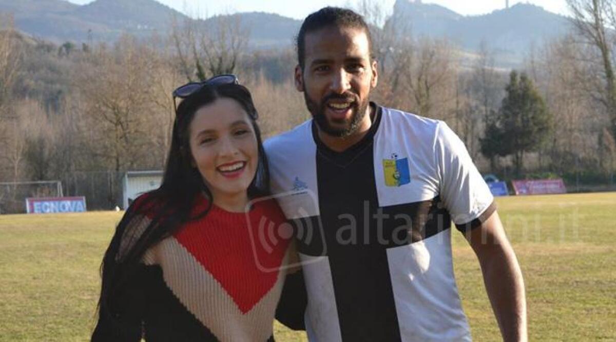 VIDEO Dichiarazione nell'intervallo della partita, giocatore sorprende la fidanzata: "Dada mi vuoi sposare?" -
