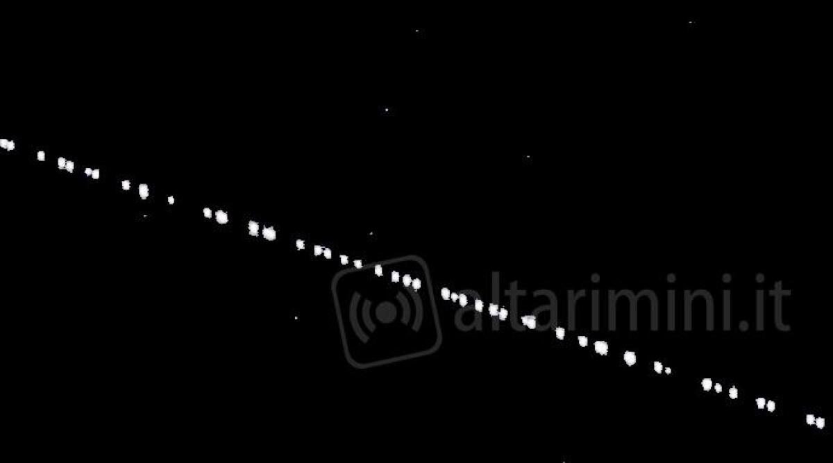 Valmarecchia: fila indiana di luci nel cielo, nessun ufo, ma satelliti Starlink di SpaceX -