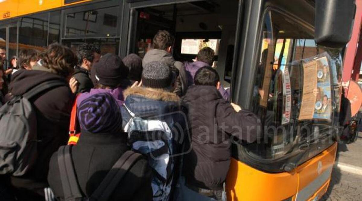 La protesta di una mamma: "Autobus parte in anticipo, studenti rimangono a piedi" - 