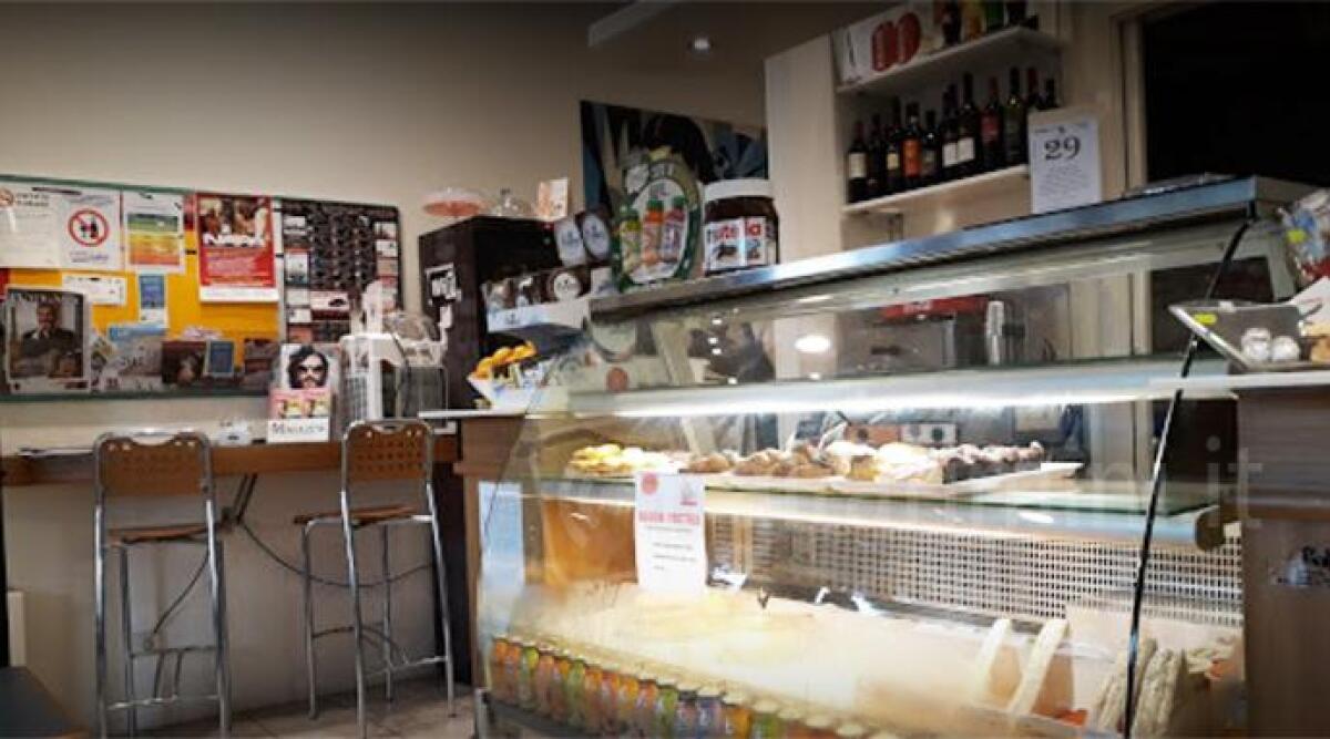 Chiede due piade, intasa il bagno e se ne va con le mance dei clienti: ennesimo colpo del ladro seriale - 