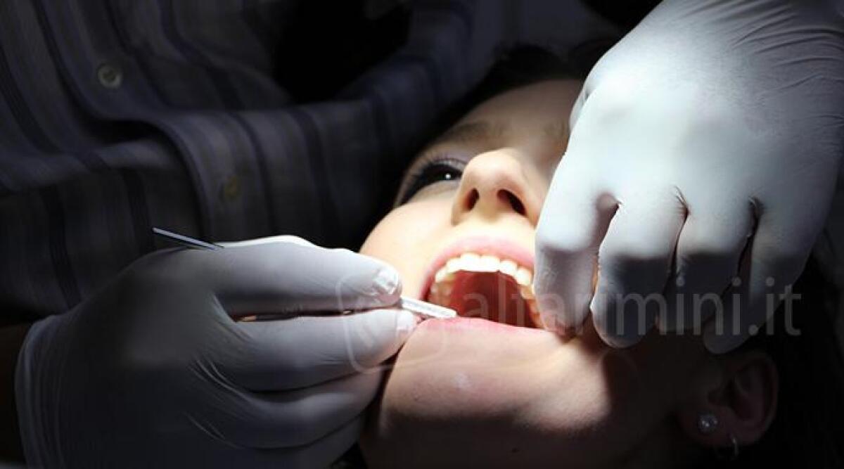 Rimini, "sedute disastrose". Paziente fa causa al dentista - 